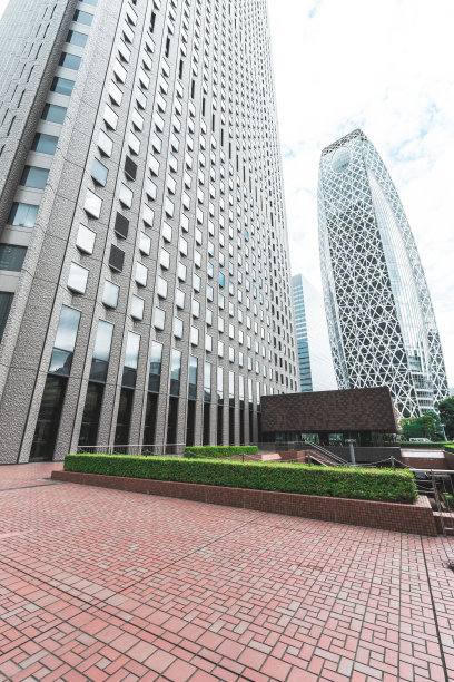 东京新宿，建筑前的开放区域图片下载