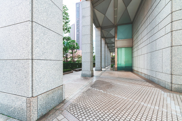 东京新宿办公公园的空人行道图片下载