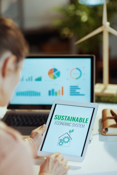 现代女性探索图表和使用数字平板电脑图片下载