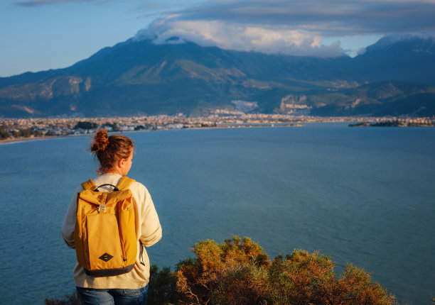 旅行和积极的生活方式概念。图片下载