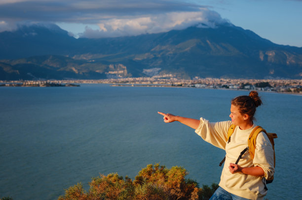 旅行和积极的生活方式概念。图片下载