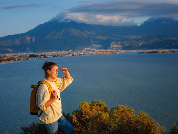 旅行和积极的生活方式概念。图片下载