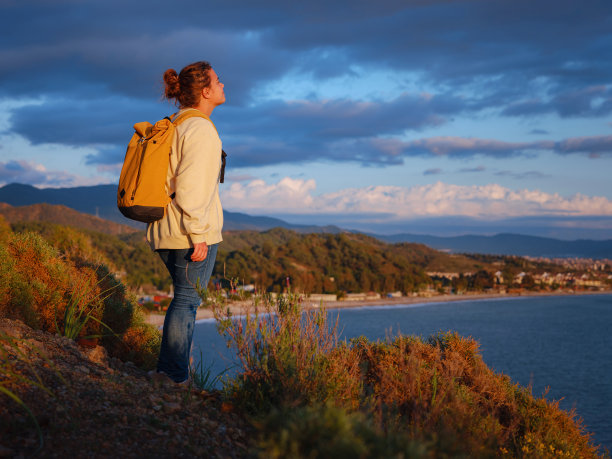 旅行和积极的生活方式概念。图片下载