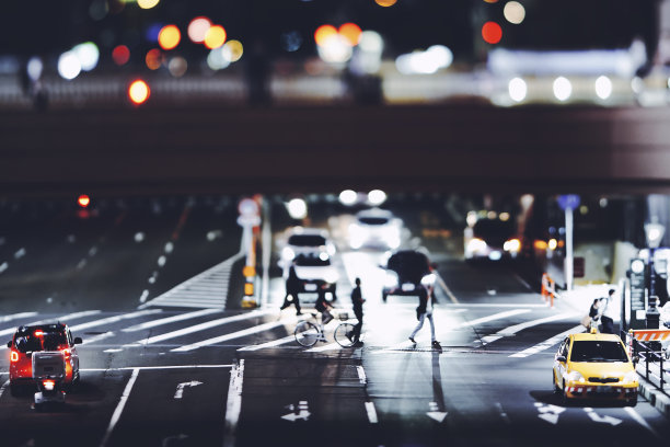 汽车和行人的散景图片下载