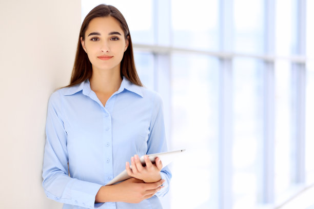 年轻的黑发女商人或学生女孩看着相机图片下载