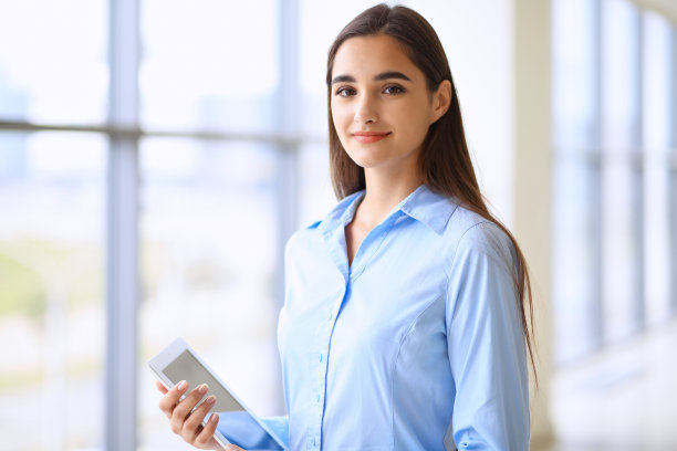 年轻的黑发女商人或学生女孩看着相机图片下载