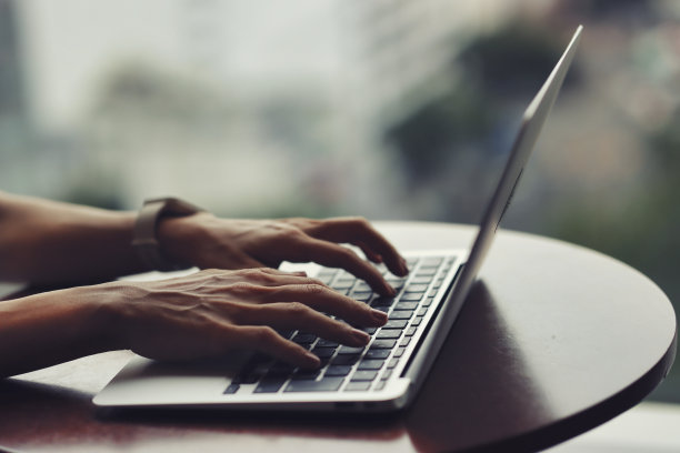 一个人在窗边用笔记本电脑图片下载