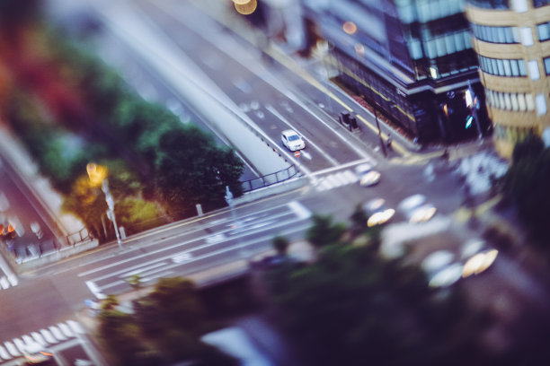 日本夜间交通道路的照片图片下载