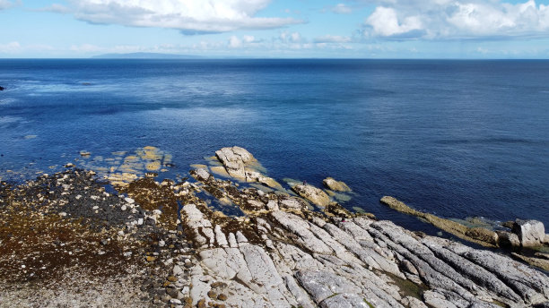 爱尔兰北部海岸岩石山脉和大海美景的航拍照片图片下载