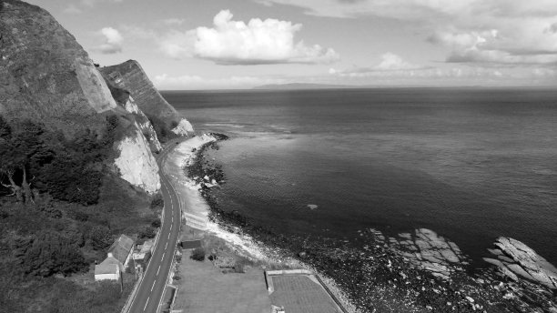 爱尔兰北部海岸岩石山脉和大海美景的航拍照片图片下载