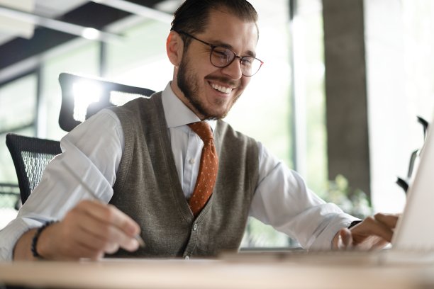 在电脑上工作的现代办公室商人。成功的中年IT软件工程师在笔记本电脑上工作的肖像图片下载