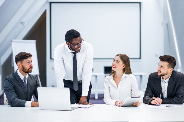 成功的团队领导和企业老板领导非正式会议图片下载