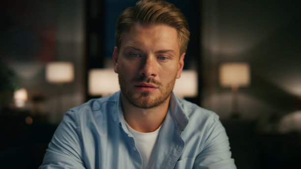 涉及自由职业者思考电脑在家里缩小。一个人在考虑问题图片下载