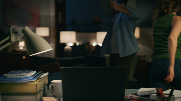 讨厌的男人在晚上的公寓偷窥笔记本电脑。愤怒的女人离开图片下载
