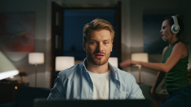 胜利的男人在平板电脑上聊天。女人鬼混的背景图片下载