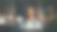 胜利的男人在平板电脑上聊天。女人鬼混的背景图片下载