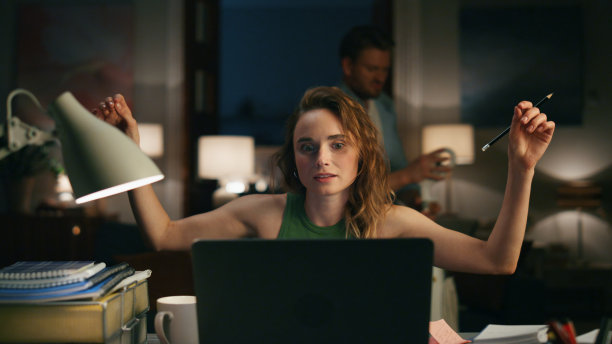 聪明的女士聊天电脑在夜间特写。积极的男人剪影吸尘图片下载