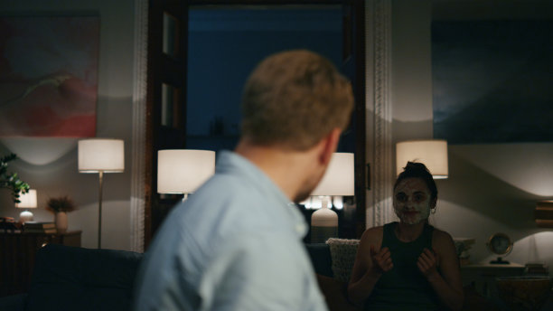 傍晚情侣拥抱家的特写。喜欢人们在晚上依偎在一起图片下载