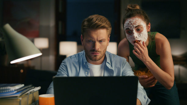 讨厌的女人在黑暗的室内打扰男人。男人赶走了无聊的配偶图片下载