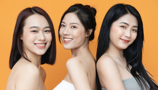 三位年轻亚洲女性的美丽照片图片下载