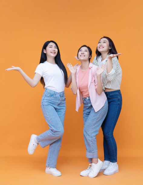 年轻的三个亚洲女孩的背景图像图片下载