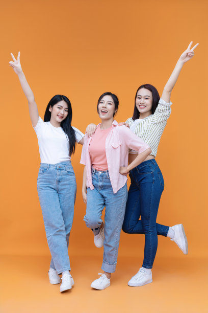 年轻的三个亚洲女孩的背景图像图片下载