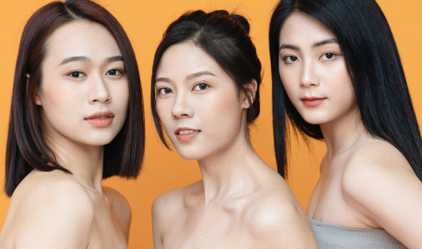 三位年轻亚洲女性的美丽照片图片下载