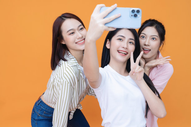 年轻的三个亚洲女孩的背景图像图片下载