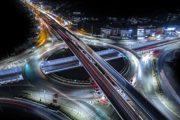 高速公路俯视图，道路交通的重要基础设施，无人机鸟瞰图，环形飞行，交通运输，公共交通或通勤城市生活的经济和能源概念，交通，快速方式图片下载