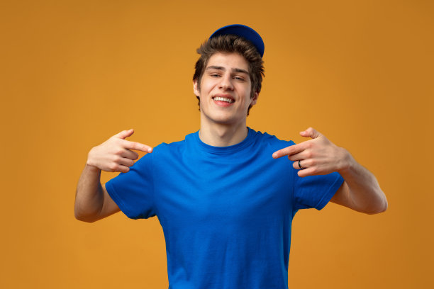 年轻的快递员指着一边复印黄色背景上的空白图片下载