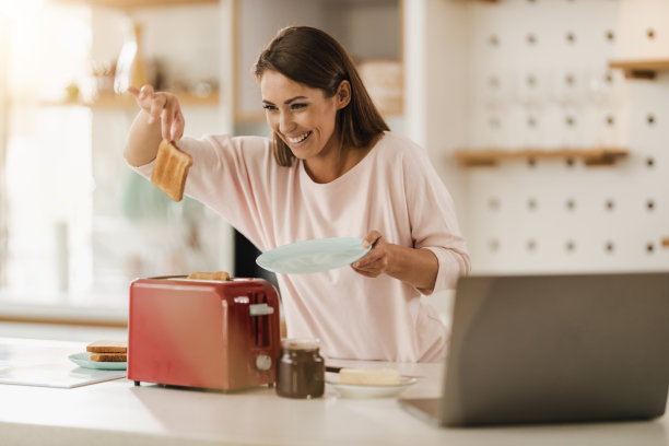 早餐烤面包的女人图片下载