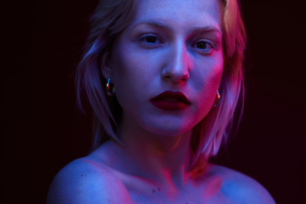 一个严肃的金发女人的美丽肖像与自然纯净的皮肤。用照相胶拍的照片。图片下载