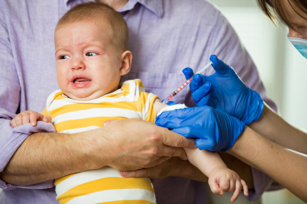 婴幼儿接种疫苗。图片下载