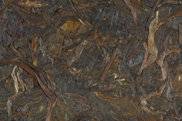 白底压熟的普洱茶砖。图片下载