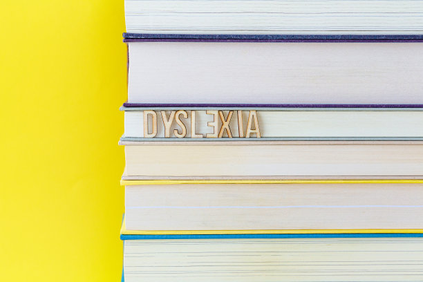 一堆用字母瓷砖拼出“失读症”这个词的书图片下载