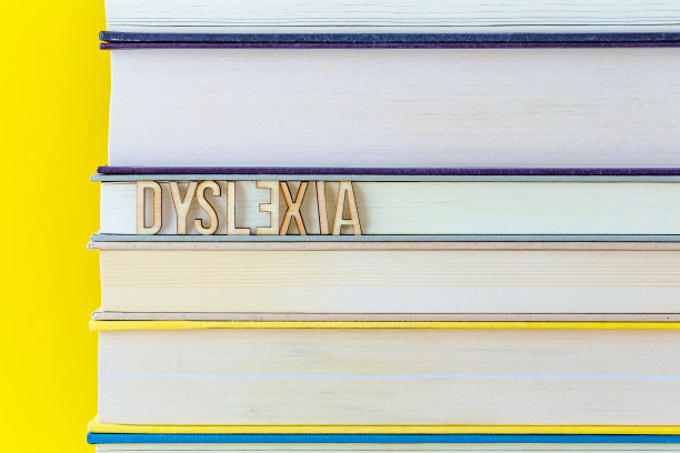 一堆用字母瓷砖拼出“失读症”这个词的书图片下载