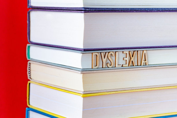 一堆用字母瓷砖拼出“失读症”这个词的书图片下载