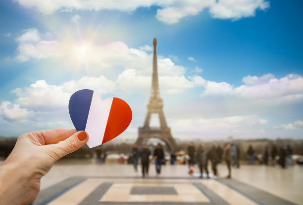 女孩的手握着法国国旗颜色的心。图片下载