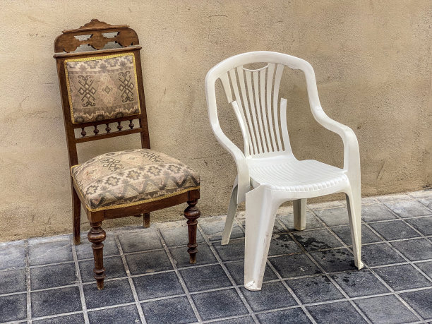 木椅子和塑料椅子并排在街上图片下载