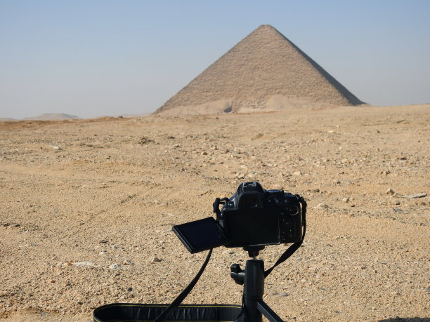 数码单反相机在三脚架上拍摄达舒尔红色金字塔，斯内夫鲁国王的红色北部金字塔，因其红色石灰石的铁锈色调而得名，也被称为蝙蝠金字塔图片下载