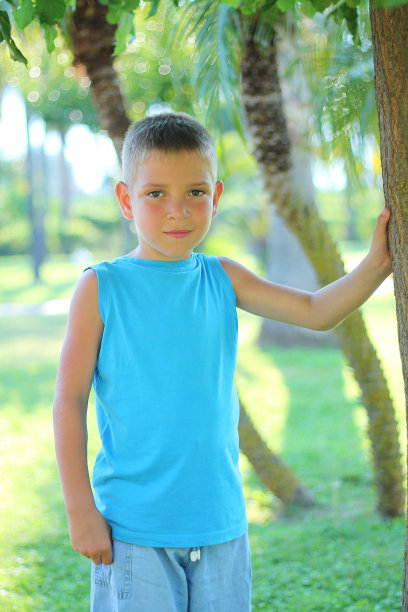 儿童男装夏季时尚。一个穿着夏装的可爱白人男孩在公园里摆姿势图片下载