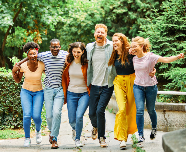 有趣的朋友青年青年团体妇女生活方式友谊快乐的学生户外一起快乐的幸福教育夏天微笑的男人女孩创业创业图片下载