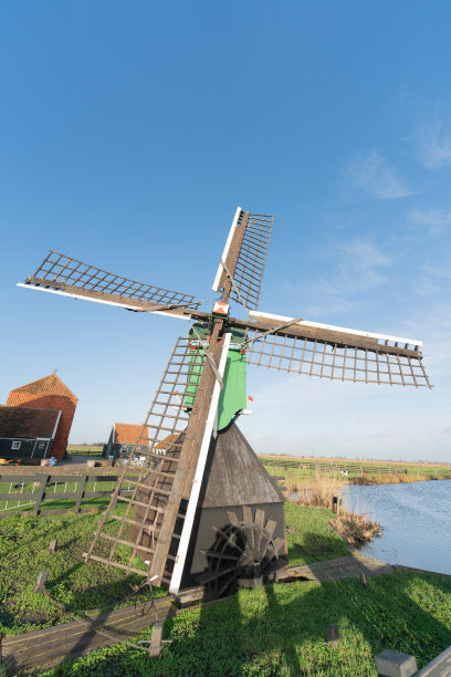 宁静的乡村风光和风车图片下载