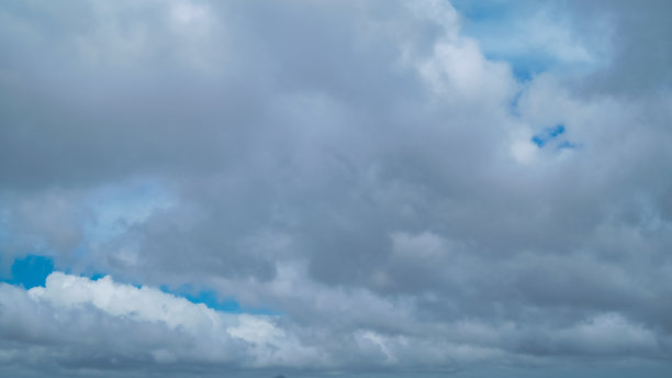 底部视图上的云，积云覆盖蓝天。图片下载
