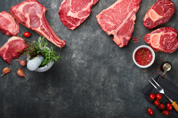 生牛排。各种新鲜的黑安格斯优质肉牛排t骨，纽约，Ribeye, Striploin，战斧在黑色或灰色的石头背景。各种经典牛排。俯视图，复制空间。图片下载