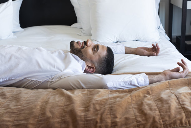 商人辛苦工作一天后躺在床上休息图片下载