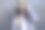 美丽的女人戴着耳机在她的耳朵上听音乐在她的手机。图片下载