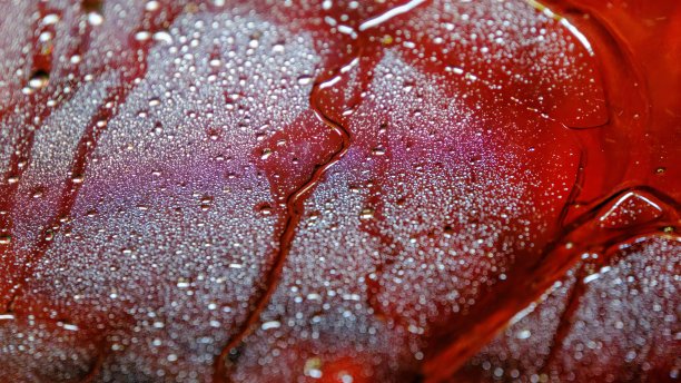 汽车车窗玻璃清洗后。它的外面覆盖着水滴。图片下载