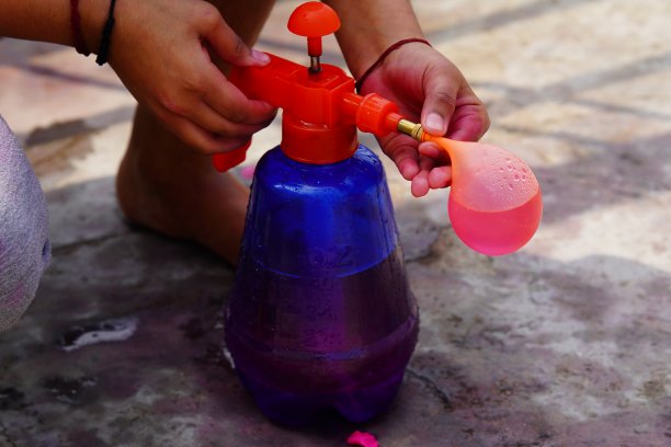 有人在气球里灌水，准备玩胡里节图片下载