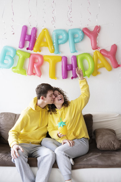 欢乐的家庭年轻夫妇在家里庆祝生日图片下载